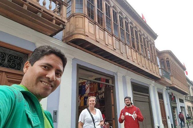 Walking Tour in the Historical Centre and China Town - Barrio Chino: Chinatown streets plus a market reality check